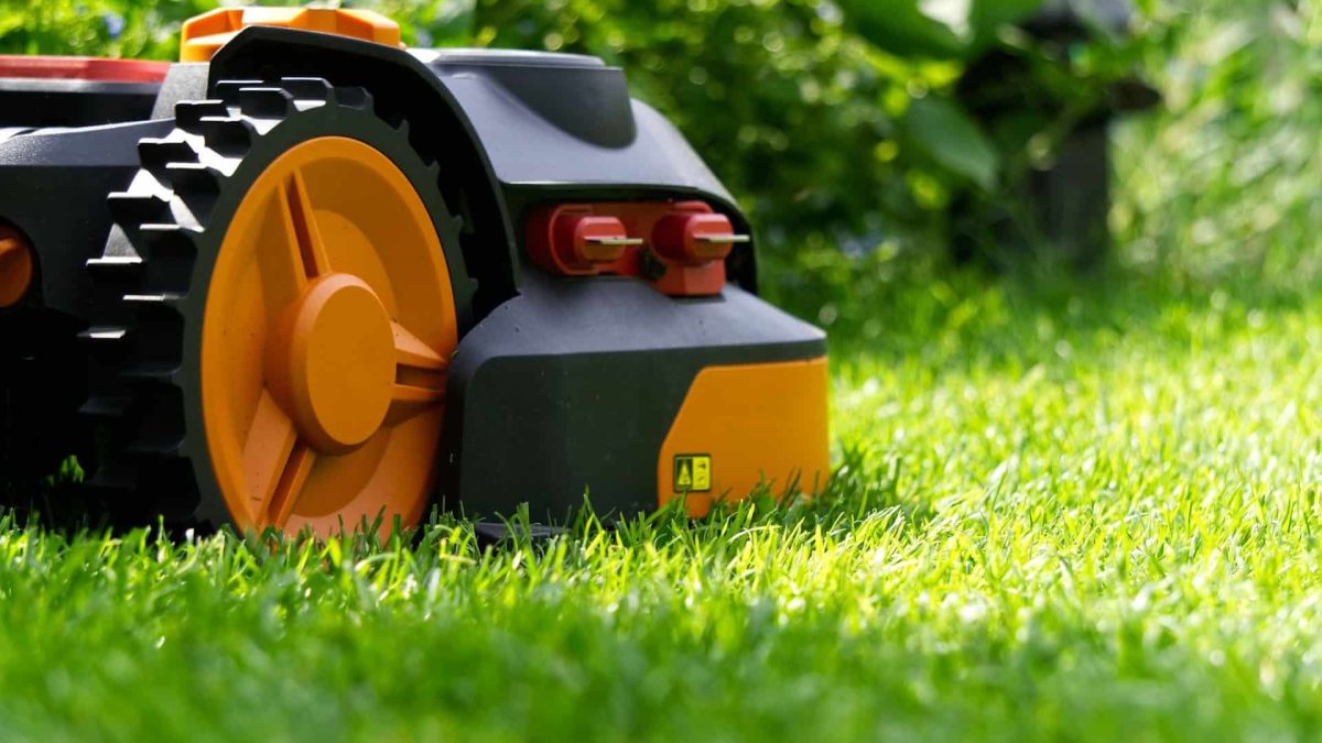 How does robotic lawn mowers work?